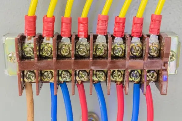 ترمینال برق پیچی